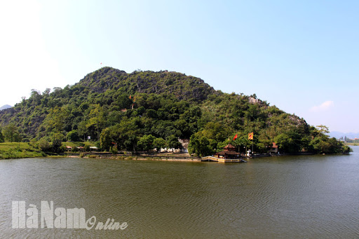 Hồ nước trước đền Tiên Ông xưa có một ngôi chùa, gọi là chùa Ông