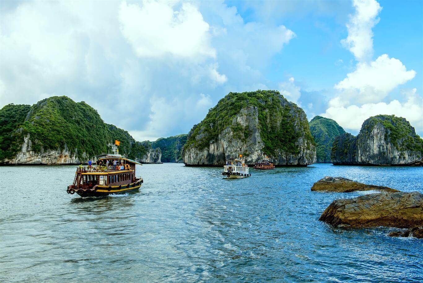 Quý khách lên xe ra bến Bèo đi tàu thăm vịnh Lan Hạ - nằm giữa đảo Cát Bà 