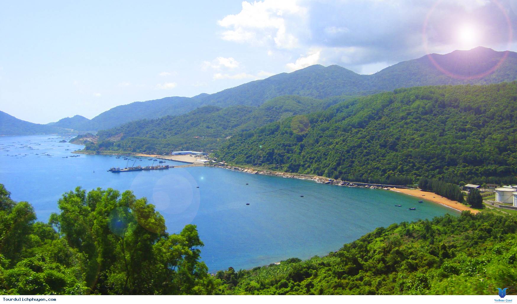 Từ đèo Cả ngắm nhìn vịnh Vũng Rô bạn sẽ thấy một quang cảnh thiên nhiên non nước biển trời đẹp xinh đầy sức quyến rũ